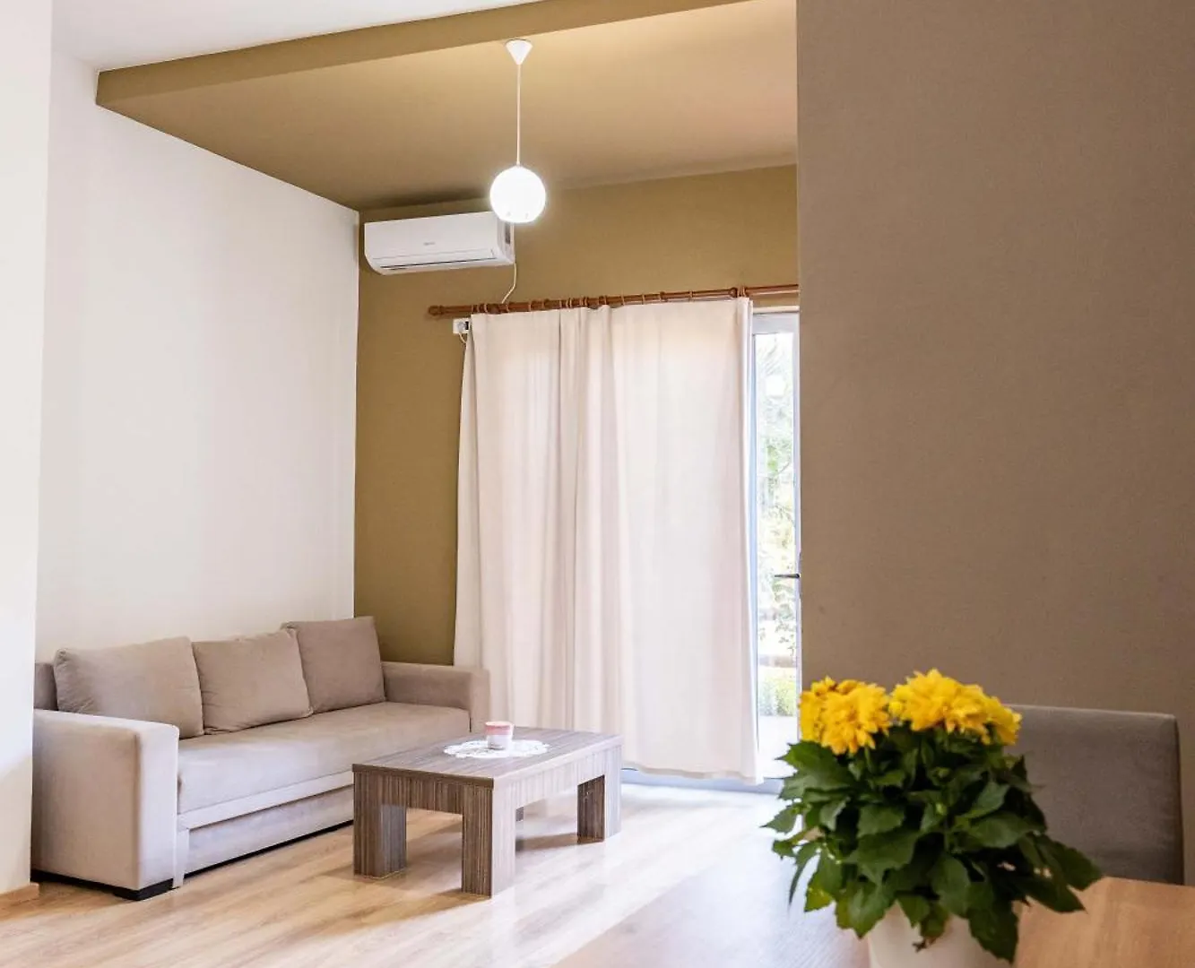 Roan Apartments 0*, Sarande