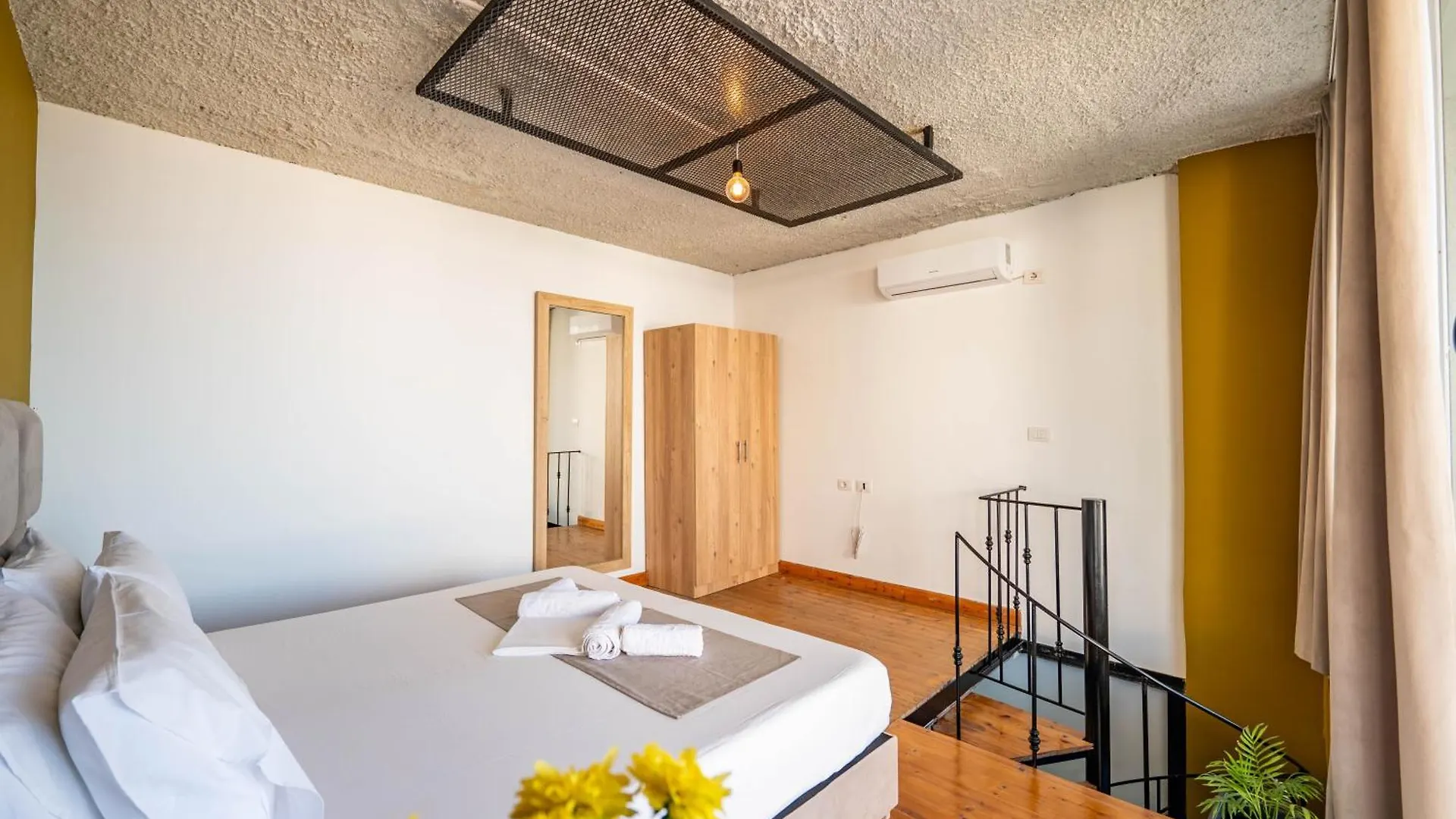 Roan Apartments 0*, Sarande