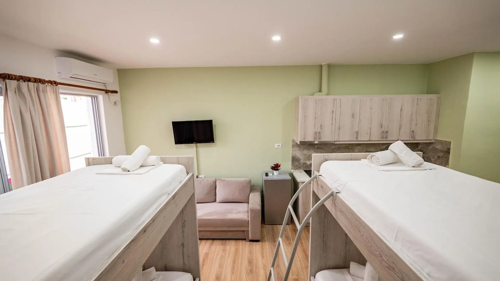 Roan Apartments 0*, Sarande