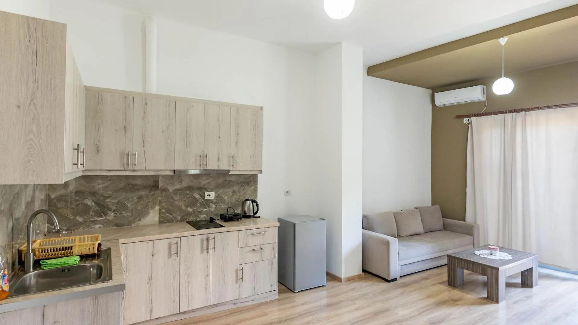 Roan Apartments 0*, Sarande