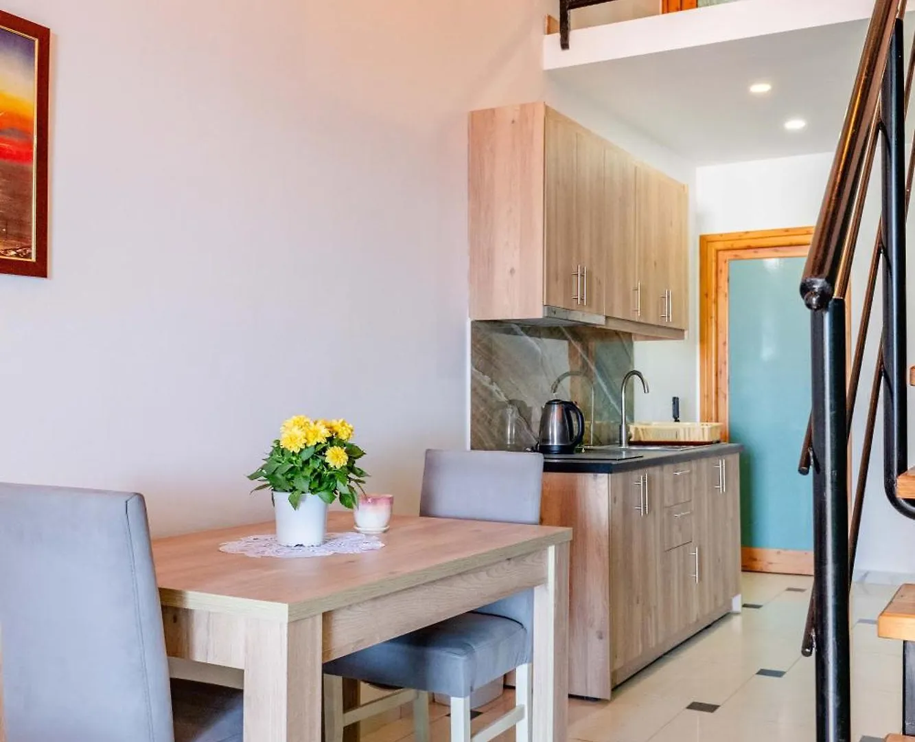 Roan Apartments 0*, Sarande