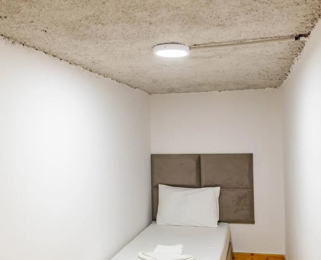 Roan Apartments 0*, Sarande