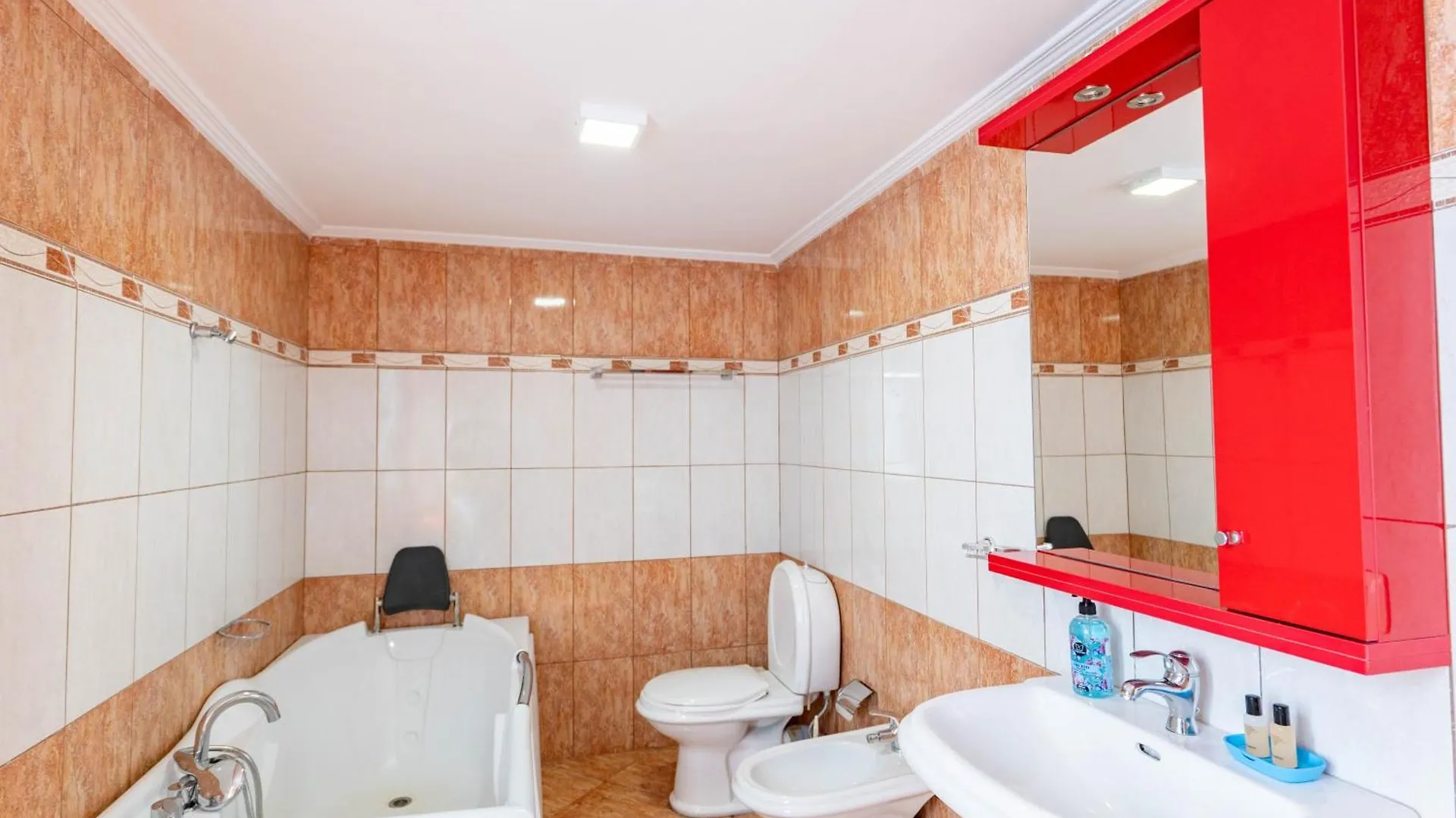 Roan Apartments 0*, Sarande